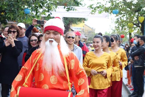 Hội An rước sắc bùa, hô hát bài chòi đón đoàn khách xông đất phố cổ