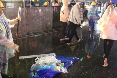 Những người lao công dầm mình giữa mưa thu dọn rác sau countdown 2021
