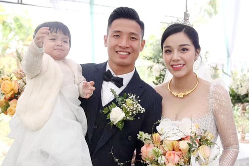 Vợ Bùi Tiến Dũng diện 2 chiếc váy cưới có giá 300 triệu đồng