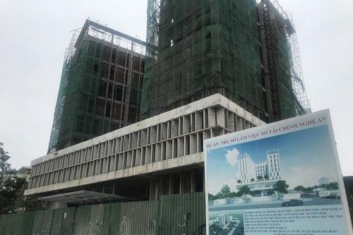 Nghệ An: Thang tời chở công nhân bị rơi, nhiều người thương vong