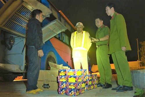 Xe khách vận chuyển pháo lậu từ Gia Lai xuống TP Hồ Chí Minh tiêu thụ