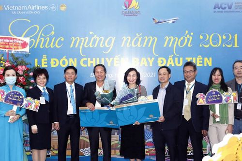 Du khách 'xông đất' các trung tâm du lịch miền Trung