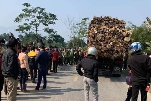 Phú Thọ: Va chạm với xe tải, 2 người trên xe máy tử vong