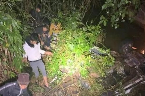 Tin giao thông đến sáng 2/1: Xe bán tải lao xuống mương, 2 người tử vong, 4 người bị thương
