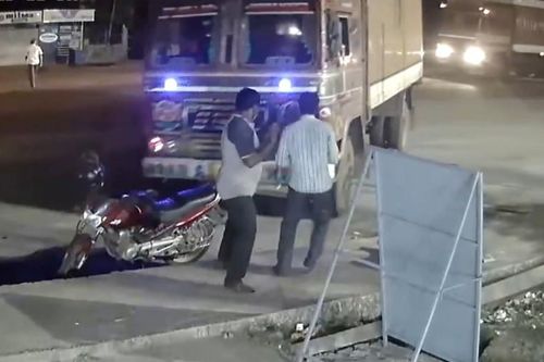 Pha chạy thoát xe tải mất lái ngoạn mục