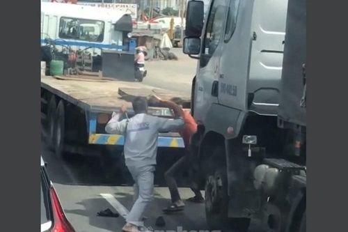 Rợn người xem cảnh kẻ cầm dao, người câm côn đánh nhau sau va chạm xe
