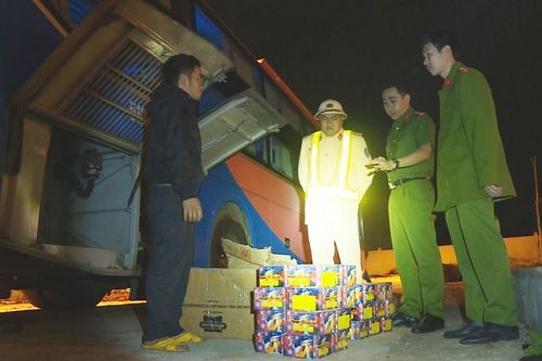 Bắt 2 xe khách chở 1,4 tạ pháo hoa lậu vào TP HCM tiêu thụ