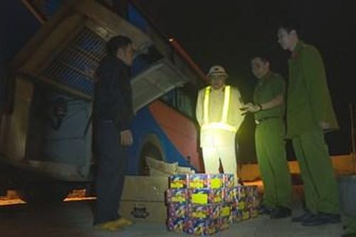 Liên tiếp phát hiện xe khách vận chuyển pháo lậu cực lớn đi tiêu thụ