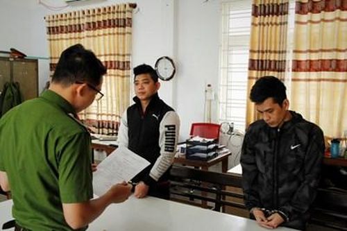 Rùng mình xem hai nhóm thanh niên hỗn chiến vì mâu thuẫn tiền bạc