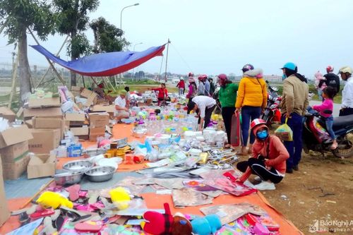 Hàng 'đại hạ giá' tràn ngập bên các tuyến đường tại Nghệ An