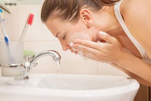 Thói quen buổi sáng để có làn da trẻ trung không tuổi
