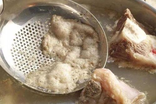 Sự thật bất ngờ về lớp bọt nổi khi nấu thịt