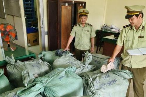 Tiền Giang: Tạm giữ 900kg hàng may mặc nghi nhập lậu