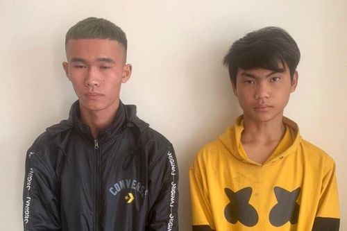 Bắt khẩn cấp 2 đối tượng vào cửa hàng cướp giật điện thoại