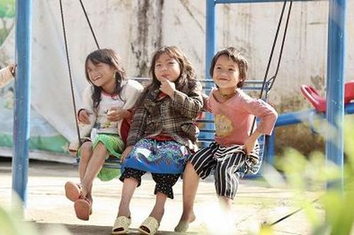 Dạy chữ ở bản Mông