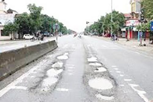 Quốc lộ 1 hỏng nặng sau mưa lũ vẫn chưa được sửa chữa