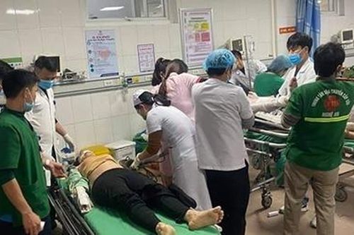 Đứt thang cuốn tầng 8 công trình, 11 công nhân gặp nạn