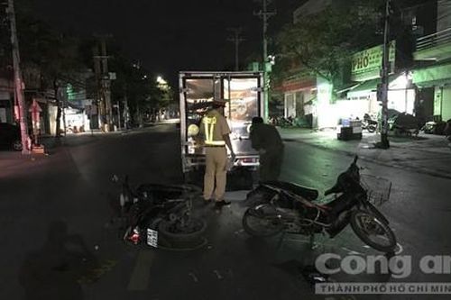 Tông vào xe tải bị hư đậu trên đường, đôi nam nữ trọng thương
