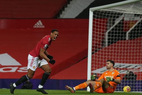Kết quả Ngoại Hạng Anh: Đánh bại Aston Villa, Man Utd bắt kịp Liverpool