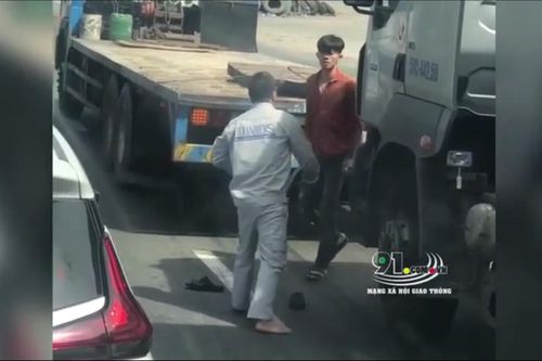 Kinh hãi 2 tài xế vác hung khí lao vào hỗn chiến sau va chạm giao thông