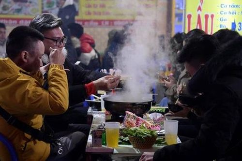 Nhiều khách sạn treo biển hết phòng, dòng người đông đúc kéo về Sa Pa trong đêm đầu năm 2021