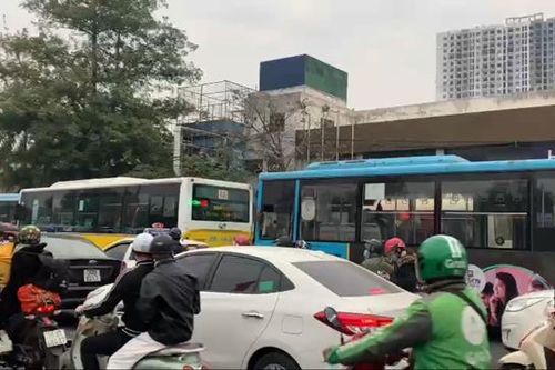 'Nghẹt thở' vì dòng người đổ về Thủ đô sau kỳ nghỉ Tết Dương lịch