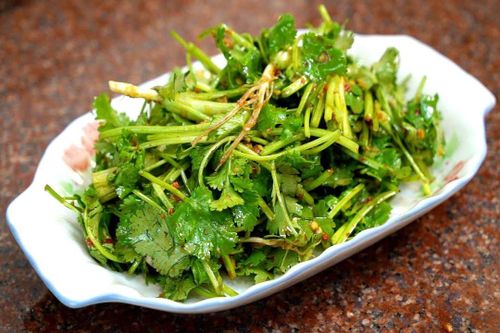 Cách làm rau mùi trộn xì dầu tỏi ớt