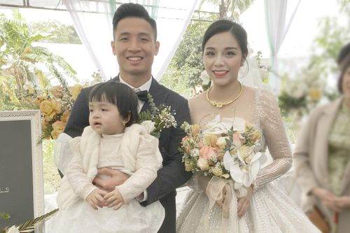 Vợ chồng cầu thủ Bùi Tiến Dũng đấu giá váy cưới