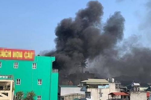 Nhà trong hẻm bốc cháy, cảnh sát TP.HCM kéo ống nước 300 m dập lửa