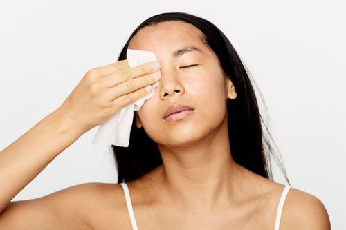 5 tác hại của việc lau mặt bằng khăn ướt