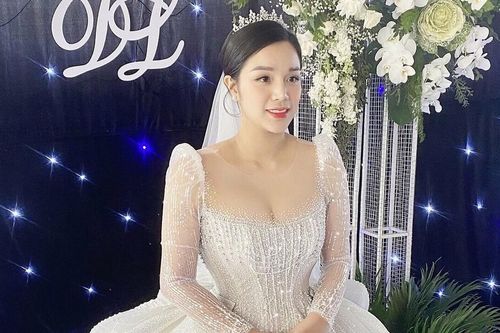 Không chỉ chi mạnh tiền, cầu thủ Bùi Tiến Dũng còn lên ý tưởng thiết kế váy cưới tặng vợ