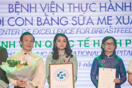 Bệnh viện Hạnh Phúc nhận danh hiệu 'Bệnh viện thực hành nuôi con bằng sữa mẹ xuất sắc'