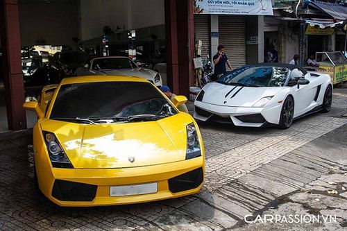 Bộ đôi 'bò già' Lamborghini Gallardo khoe dáng ở Sài Gòn