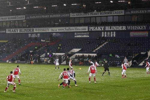 Arsenal đè bẹp West Brom trong cơn mưa tuyết