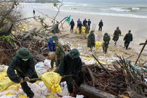 Ngư dân làng chài Phước Thiện căng mình chống chọi với nạn triều cường