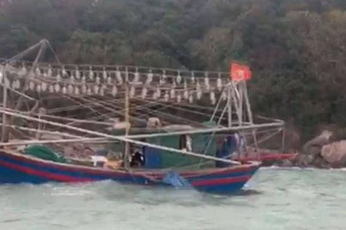 Cứu thành công ba thuyền viên tàu cá gặp nạn trên biển