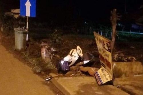Người đàn ông tử vong cạnh xe máy bên đường