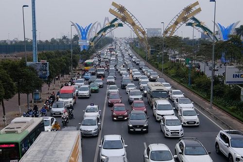 Dòng phương tiện ùn ùn về Hà Nội trong ngày cuối nghỉ Tết Dương lịch
