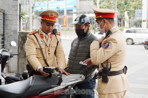 Người vi phạm nồng độ cồn: 'Tôi được mời uống một lon bia'