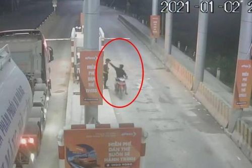Bị nhắc nhở khi chạy sai làn, người đi xe máy đâm trọng thương nhân viên trạm thu phí