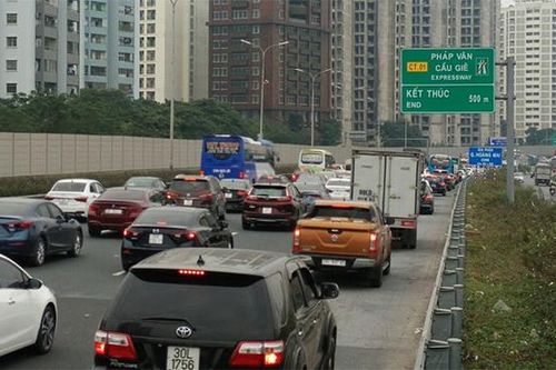 Xe cộ ùn ùn ở cửa ngõ, lập 'hàng rào sống' phân luồng về Thủ đô