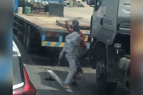 Sau va chạm, hai tài xế 'nói chuyện' bằng đao và côn nhị khúc
