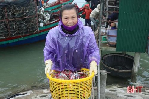 Ngư dân Hà Tĩnh phấn khởi 'mở hàng' may mắn đầu năm
