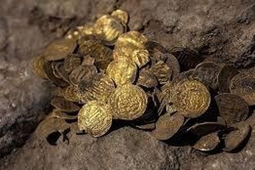 Lão nông sở hữu triệu USD sau khi đào được kho tiền vàng trên ruộng