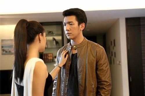 Chở vợ đi làm tóc, vừa tới tiệm chồng bỗng quay ngoắt đi khiến tôi sửng sốt, nhưng gã đàn ông xuất hiện sau cánh cửa mới tiết lộ sự thật động trời