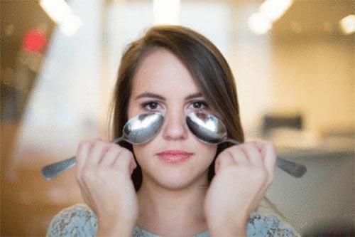 Những mẹo làm đẹp không tưởng chỉ với một chiếc thìa