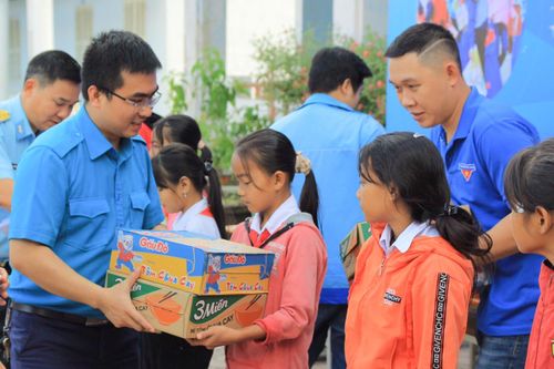 Trao nhiều phần quà cho học sinh, gia đình có hoàn cảnh khó khăn huyện Khánh Vĩnh