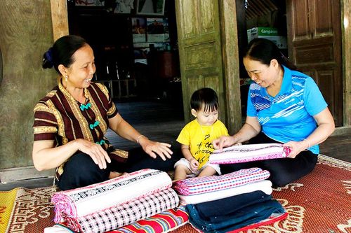 Nét hoa văn trên trang phục truyền thống