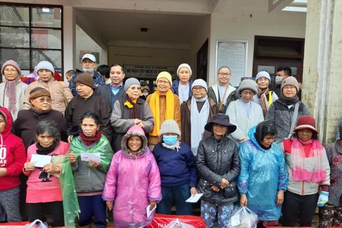 Đà Nẵng: Phật giáo chia sẻ với người nghèo, học sinh