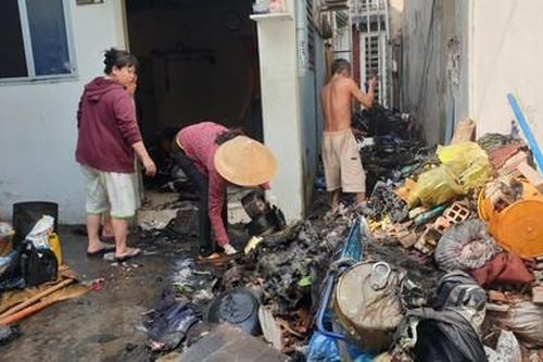 Căn nhà trong hẻm ở Sài Gòn cháy ngùn ngụt sau tiếng nổ, 6 người thoát thân